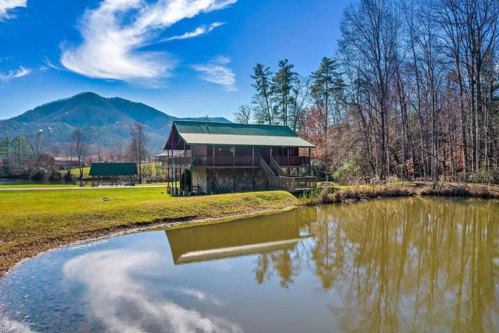 Spectacular Mtns Views With Private Hot Tub With Pool Table And Private Pond