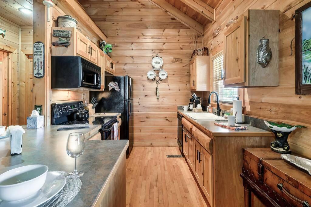 Spectacular Mtns Views With Private Hot Tub With Pool Table And Private Pond Sevierville