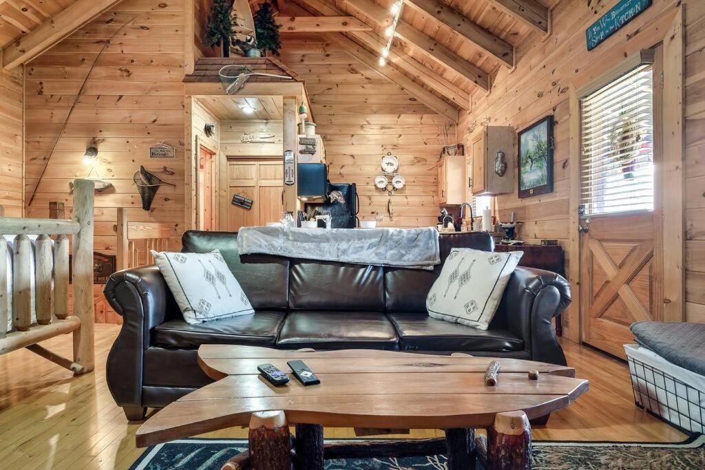 Spectacular Mtns Views With Private Hot Tub With Pool Table And Private Pond Сasa de vacaciones Sevierville