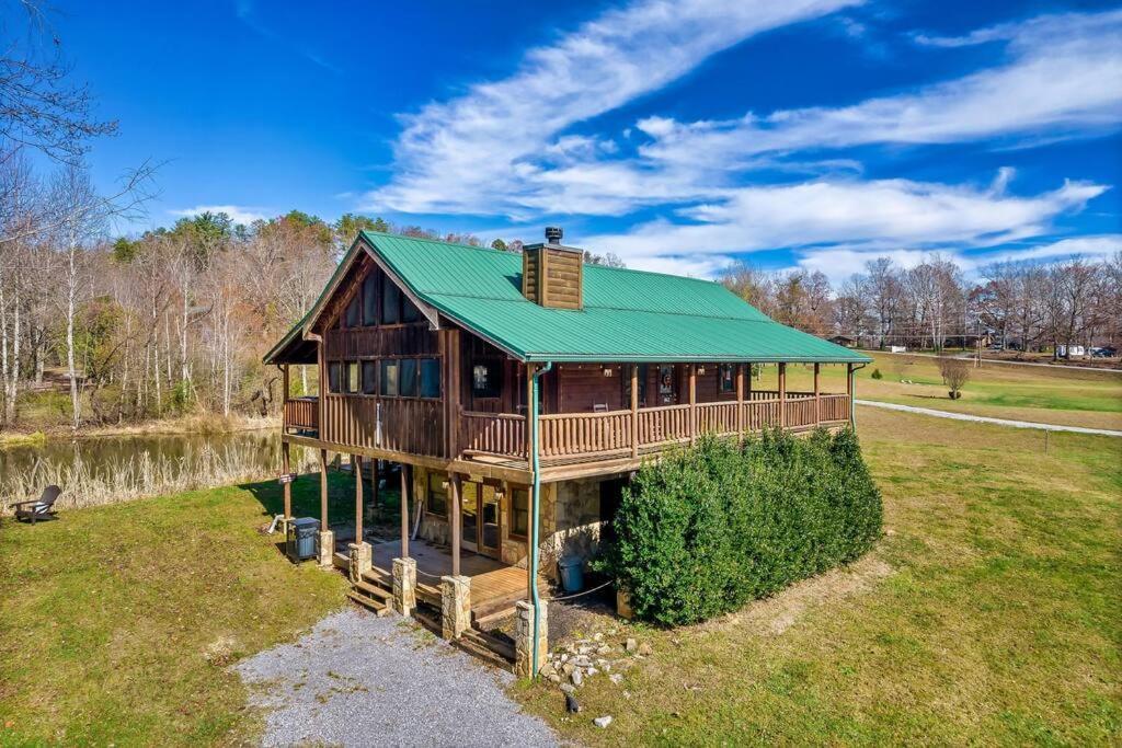 Spectacular Mtns Views With Private Hot Tub With Pool Table And Private Pond Sevierville