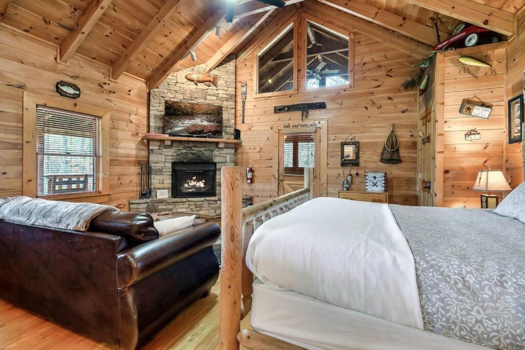 Spectacular Mtns Views With Private Hot Tub With Pool Table And Private Pond *