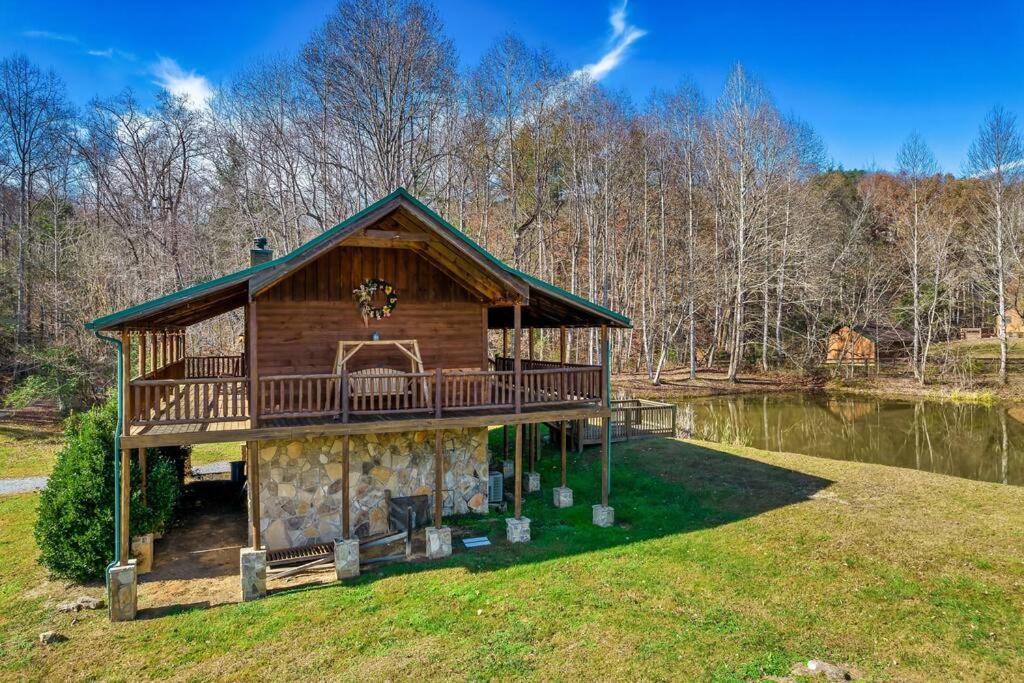 Spectacular Mtns Views With Private Hot Tub With Pool Table And Private Pond Sevierville