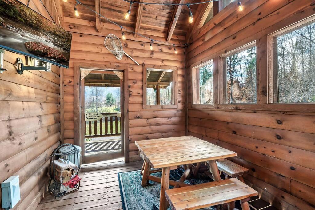 Spectacular Mtns Views With Private Hot Tub With Pool Table And Private Pond Sevierville