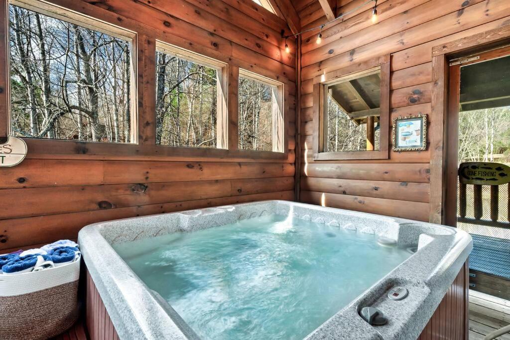 Spectacular Mtns Views With Private Hot Tub With Pool Table And Private Pond Сasa de vacaciones Sevierville