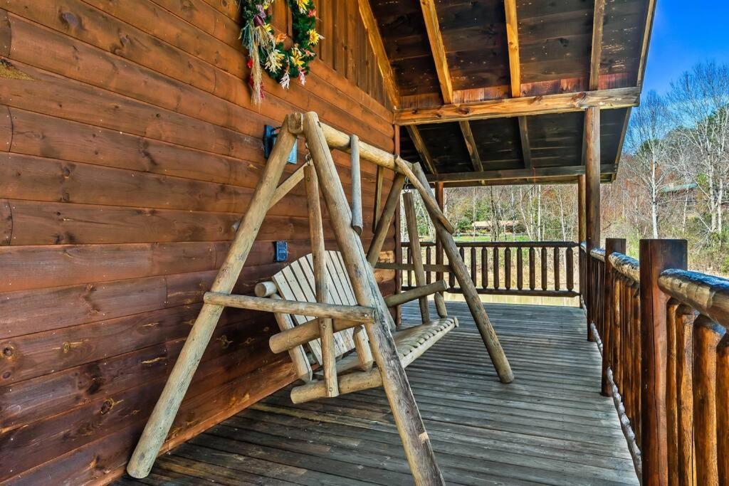 Spectacular Mtns Views With Private Hot Tub With Pool Table And Private Pond Sevierville