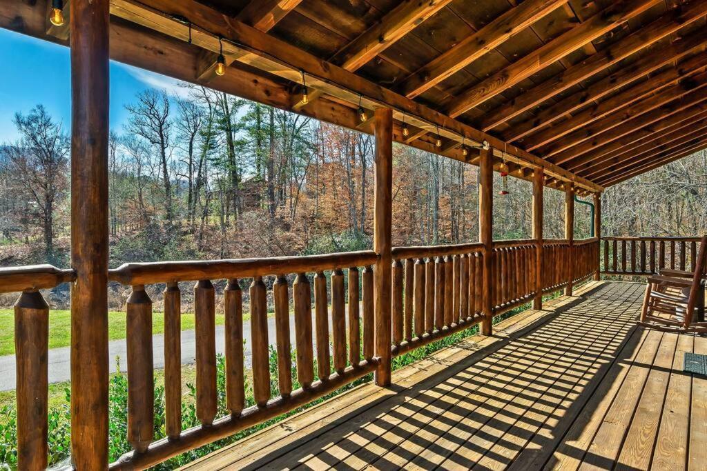 Spectacular Mtns Views With Private Hot Tub With Pool Table And Private Pond