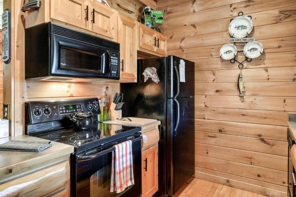 Spectacular Mtns Views With Private Hot Tub With Pool Table And Private Pond