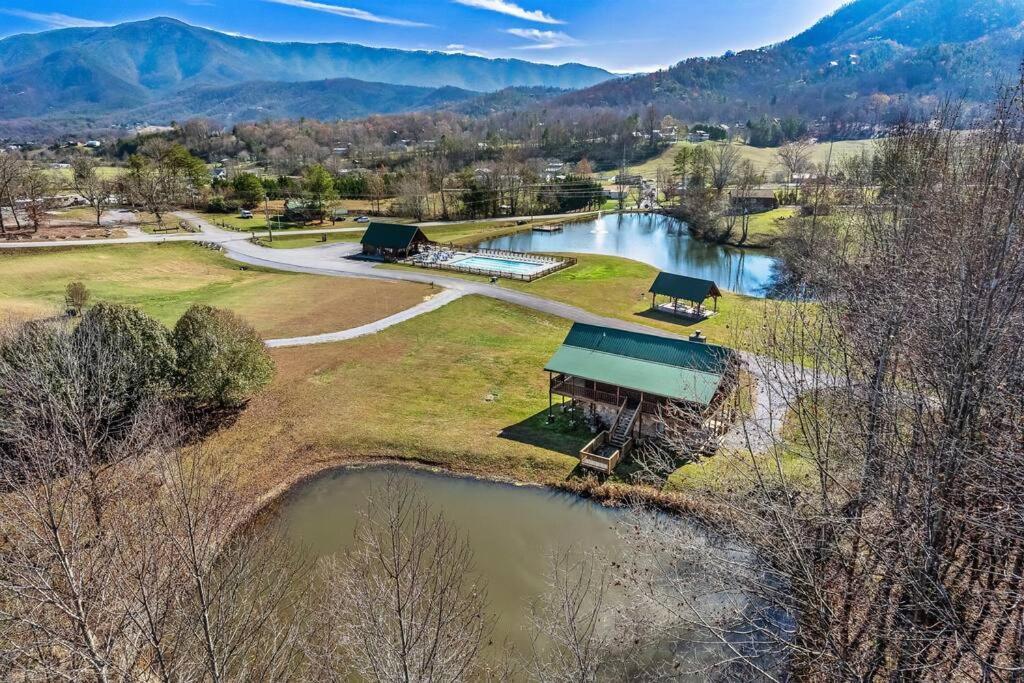Spectacular Mtns Views With Private Hot Tub With Pool Table And Private Pond Сasa de vacaciones