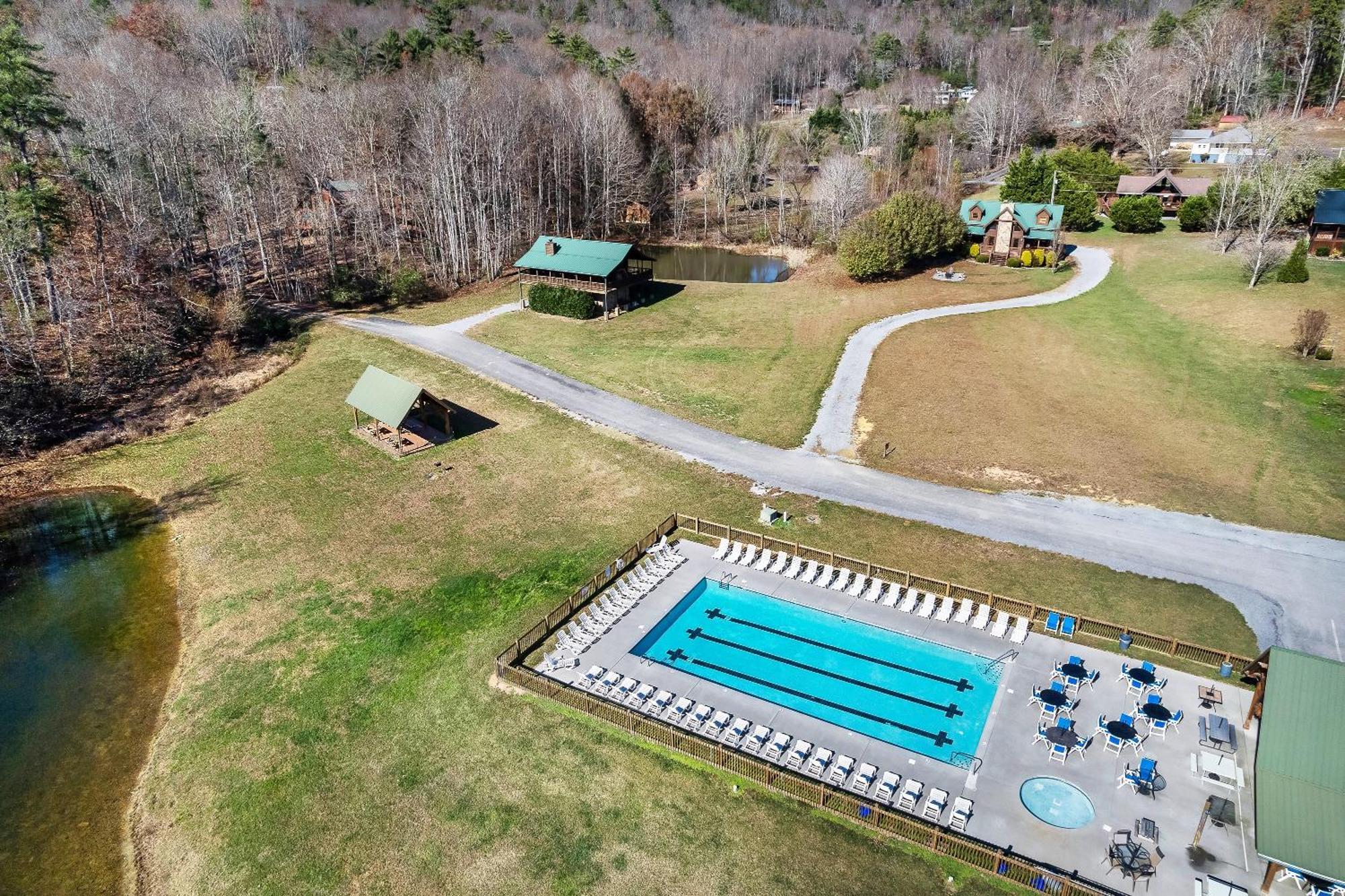 Spectacular Mtns Views With Private Hot Tub With Pool Table And Private Pond Sevierville